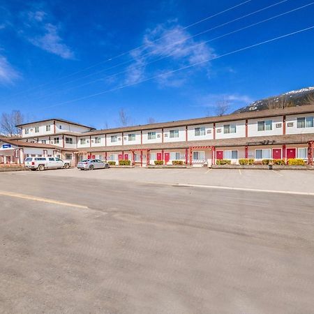 The Revelstoke Gateway Inn Екстериор снимка