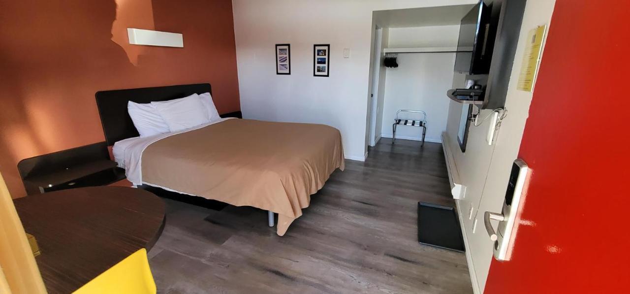 The Revelstoke Gateway Inn Екстериор снимка