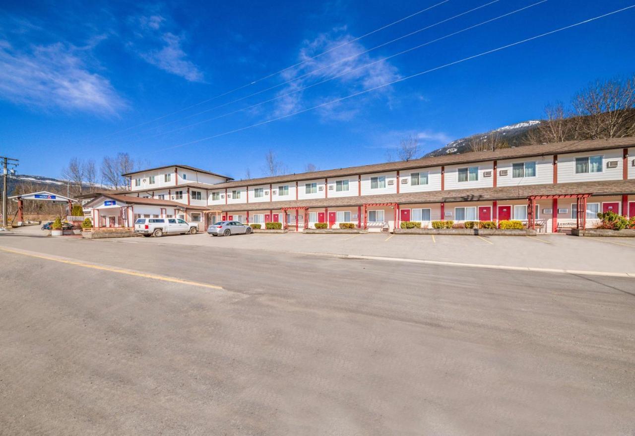 The Revelstoke Gateway Inn Екстериор снимка