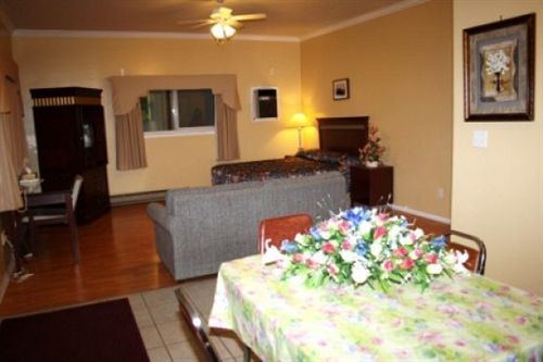 The Revelstoke Gateway Inn Екстериор снимка